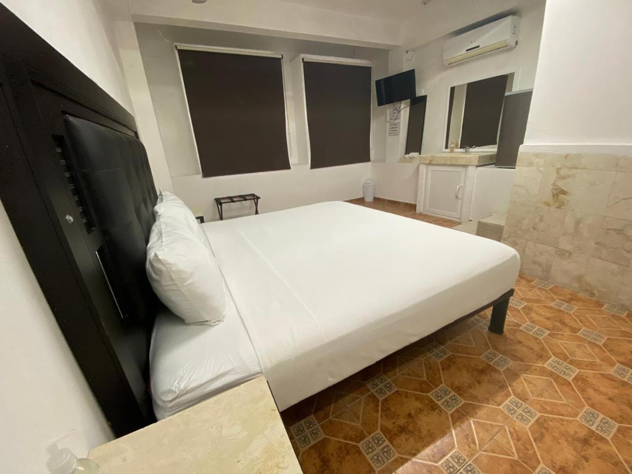 Hotel La Catedral Merida Bagian luar foto