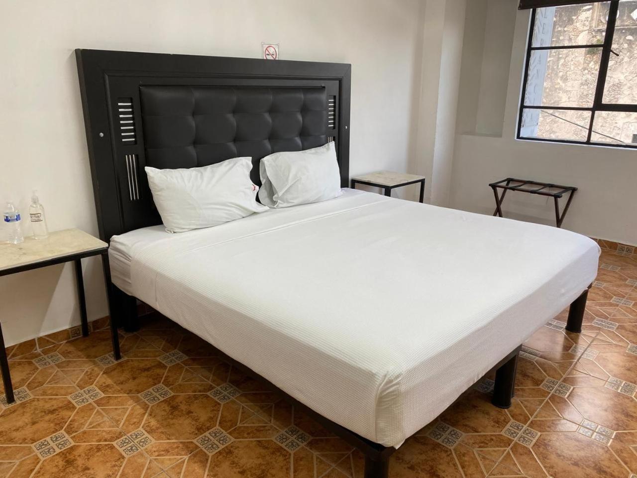 Hotel La Catedral Merida Bagian luar foto